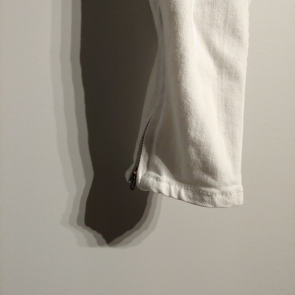 Hollister Jean - Picture 6 of 7